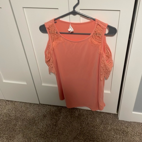 Sz L open shoulder top. - Picture 4 of 5